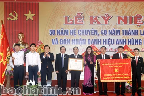 Chủ tịch Nước Trương Tấn Sang trao tặng danh hiệu Anh hùng Lao động cho trường THPT chuyên Phan Bội Châu
