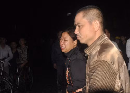 Anh Tuấn, một tiểu thương có sạp hàng trong chợ cho biết, khu chợ này hoạt động từ tháng 12 năm trước chủ yếu phục vụ dịp Tết. Mỗi gian hàng rộng khoảng hơn 10 m2, và có số hàng hóa trị giá hàng trăm triệu đồng.