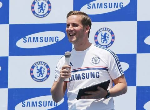 HLV Steve Winnett tham gia huấn luyện tại trại hè bóng đá tổ chức ở TP HCM. Ảnh: Đức Đồng.