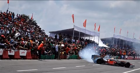 Lewi Hamilton đang biểu diễn drift một cách ngoạn mục