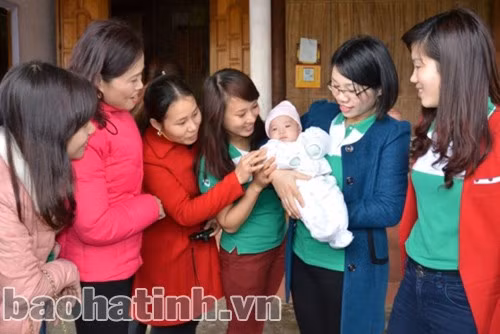 Thăm hỏi và động viên gia đình anh Bùi Viết Quyết ở xóm Vĩnh Ngọc - Hương Vĩnh