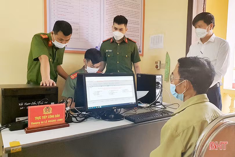 Người dân Hà Tĩnh phấn khởi làm thủ tục đăng ký, nhận biển số ôtô, xe máy ở công an cấp huyện, cấp xã