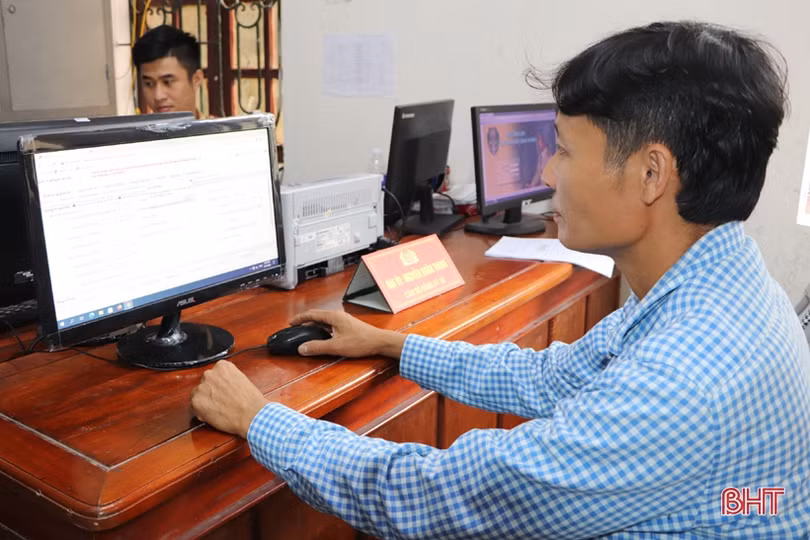 Người dân Hà Tĩnh phấn khởi làm thủ tục đăng ký, nhận biển số ôtô, xe máy ở công an cấp huyện, cấp xã