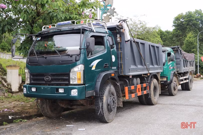 Người dân Hà Tĩnh phấn khởi làm thủ tục đăng ký, nhận biển số ôtô, xe máy ở công an cấp huyện, cấp xã