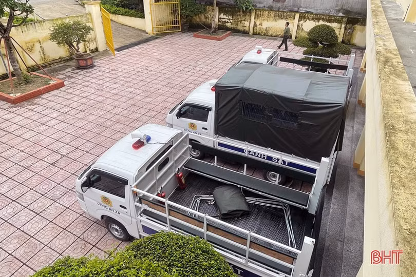 Người dân Hà Tĩnh phấn khởi làm thủ tục đăng ký, nhận biển số ôtô, xe máy ở công an cấp huyện, cấp xã