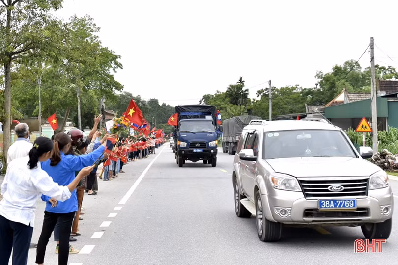 Xúc động hàng nghìn học sinh Hà Tĩnh chào đón các anh về với đất mẹ”