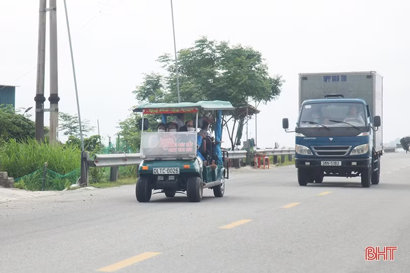 Yêu cầu xử lý nghiêm tình trạng xe điện chở học sinh sai quy định ở Cẩm Xuyên
