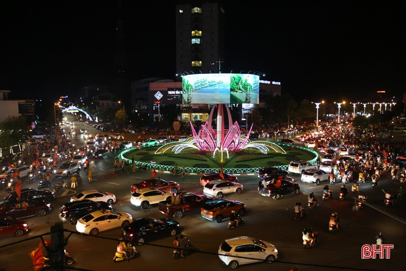 Người dân Hà Tĩnh ra đường mừng U23 Việt Nam giành HCV SEA Games 31