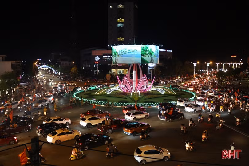 Người dân Hà Tĩnh ra đường mừng U23 Việt Nam giành HCV SEA Games 31