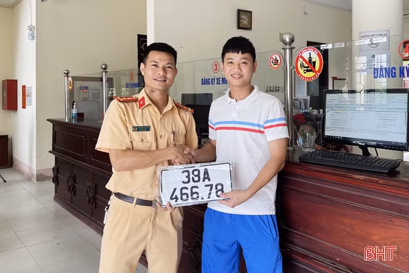 Người dân Hà Tĩnh phấn khởi làm thủ tục đăng ký, nhận biển số ôtô, xe máy ở công an cấp huyện, cấp xã