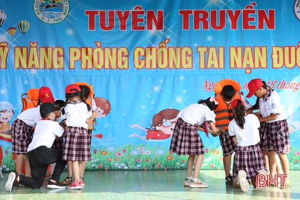 Trang bị kỹ năng phòng, chống tai nạn đuối nước cho gần 300 học sinh 