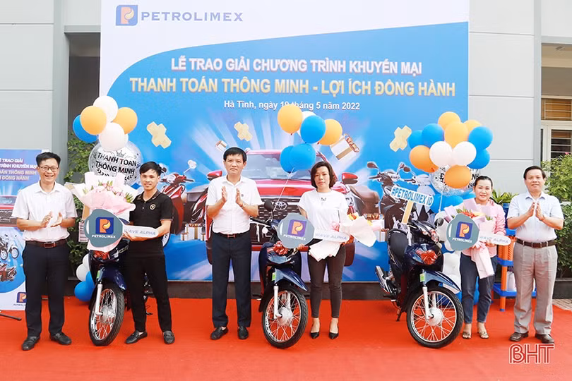 Công ty Xăng dầu Hà Tĩnh trao giải chương trình “Thanh toán thông minh - Lợi ích đồng hành”
