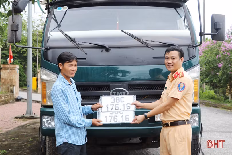 Người dân Hà Tĩnh phấn khởi làm thủ tục đăng ký, nhận biển số ôtô, xe máy ở công an cấp huyện, cấp xã