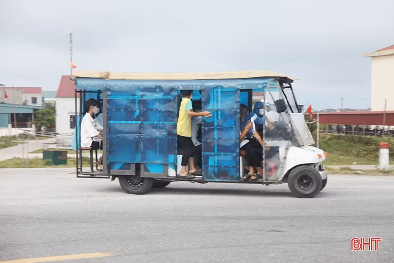 Yêu cầu xử lý nghiêm tình trạng xe điện chở học sinh sai quy định ở Cẩm Xuyên