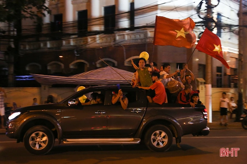 Người dân Hà Tĩnh ra đường mừng U23 Việt Nam giành HCV SEA Games 31