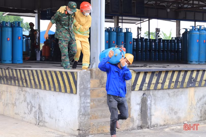 Diễn tập tình huống cháy tại Chi nhánh Gas Petrolimex Hà Tĩnh