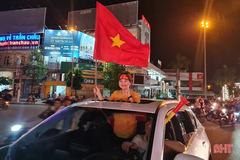 Người dân Hà Tĩnh ra đường mừng U23 Việt Nam giành HCV SEA Games 31