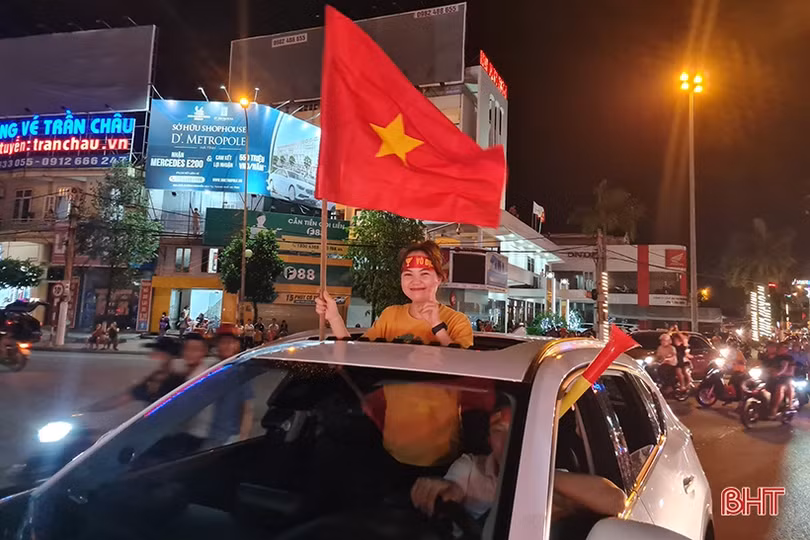 Người dân Hà Tĩnh ra đường mừng U23 Việt Nam giành HCV SEA Games 31