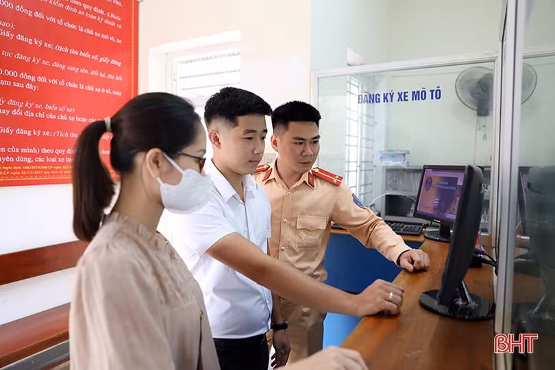 Người dân Hà Tĩnh phấn khởi làm thủ tục đăng ký, nhận biển số ôtô, xe máy ở công an cấp huyện, cấp xã