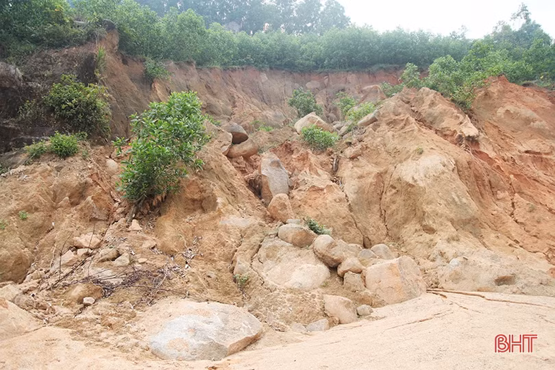 Nguy hiểm chực chờ trên tuyến đường ven biển Hà Tĩnh