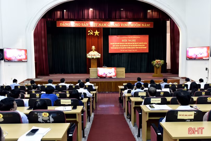 Phát huy vai trò, trách nhiệm của cán bộ, đảng viên trong học tập và làm theo gương Bác