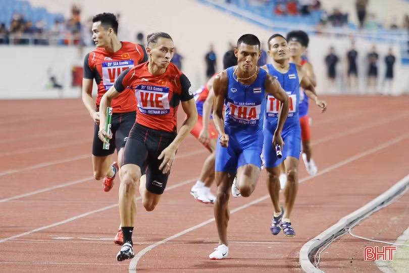 Cặp VĐV người Hà Tĩnh cùng đồng đội giành huy chương bạc điền kinh SEA Games 31