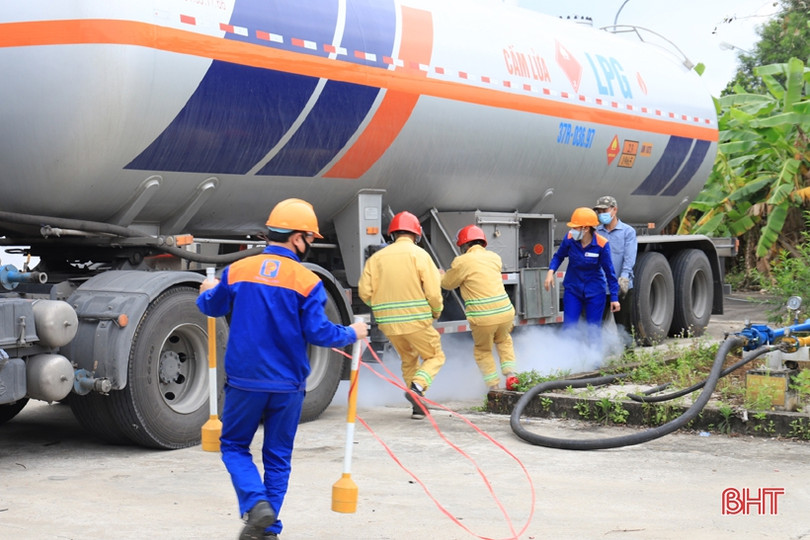 Diễn tập tình huống cháy tại Chi nhánh Gas Petrolimex Hà Tĩnh