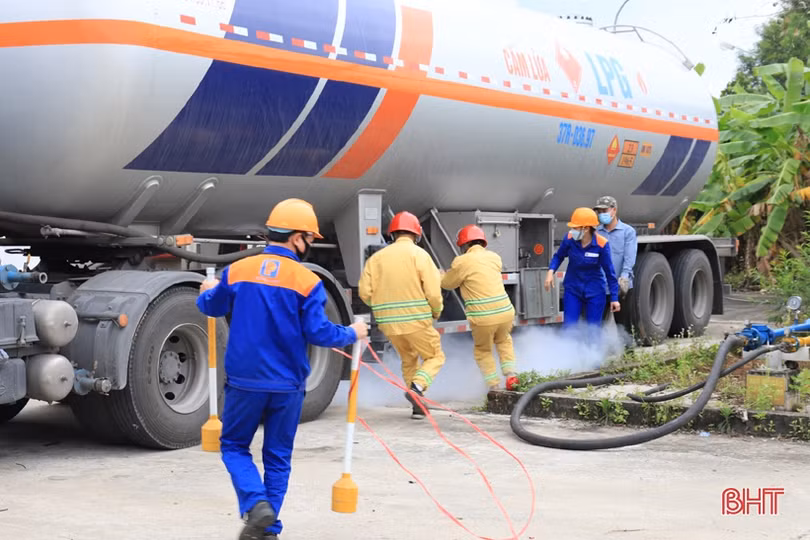 Diễn tập tình huống cháy tại Chi nhánh Gas Petrolimex Hà Tĩnh