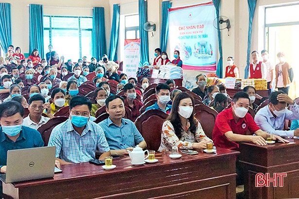 130 hộ có hoàn cảnh khó khăn ở Hương Khê tham gia hội chợ nhân đạo