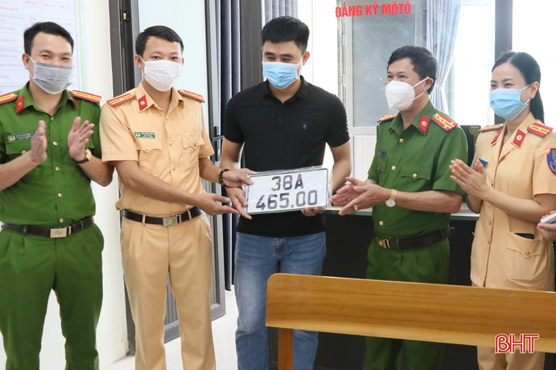 Người dân Hà Tĩnh phấn khởi làm thủ tục đăng ký, nhận biển số ôtô, xe máy ở công an cấp huyện, cấp xã