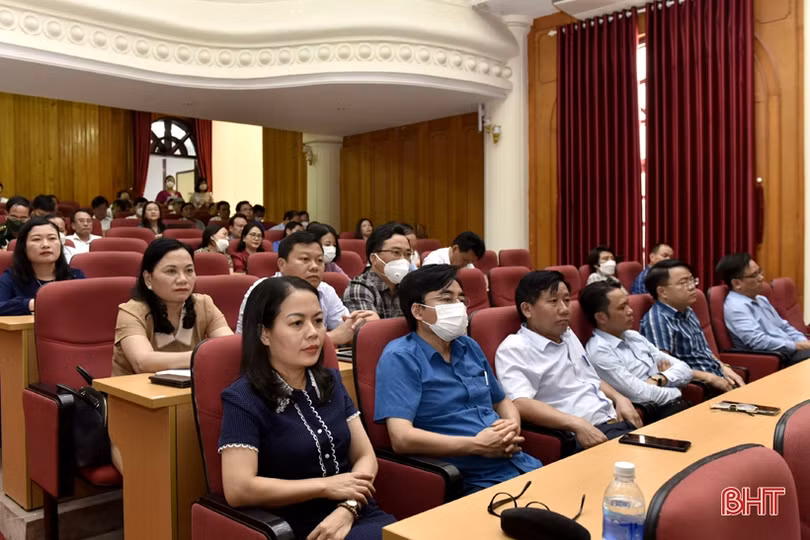 Phát huy vai trò, trách nhiệm của cán bộ, đảng viên trong học tập và làm theo gương Bác