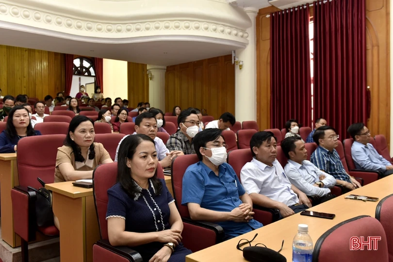 Phát huy vai trò, trách nhiệm của cán bộ, đảng viên trong học tập và làm theo gương Bác