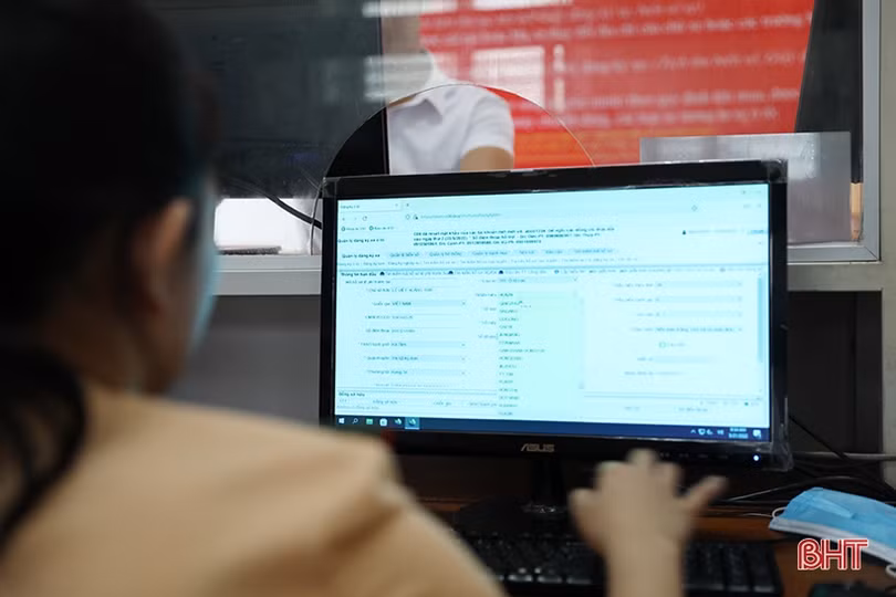 Người dân Hà Tĩnh phấn khởi làm thủ tục đăng ký, nhận biển số ôtô, xe máy ở công an cấp huyện, cấp xã