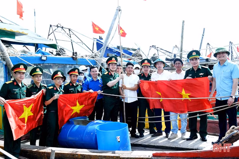 Chương trình “Tuổi trẻ với biển, đảo quê hương” trao nhiều phần quà ý nghĩa tại Lộc Hà