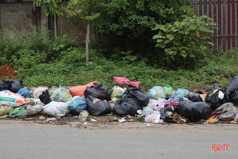 Hương Khê: Rác ngập lề đường, chất đống bên quốc lộ!
