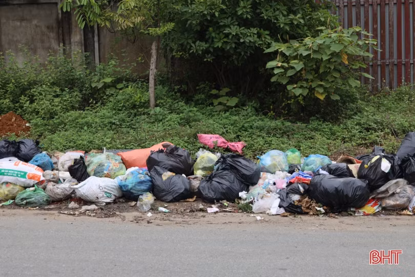 Hương Khê: Rác ngập lề đường, chất đống bên quốc lộ!