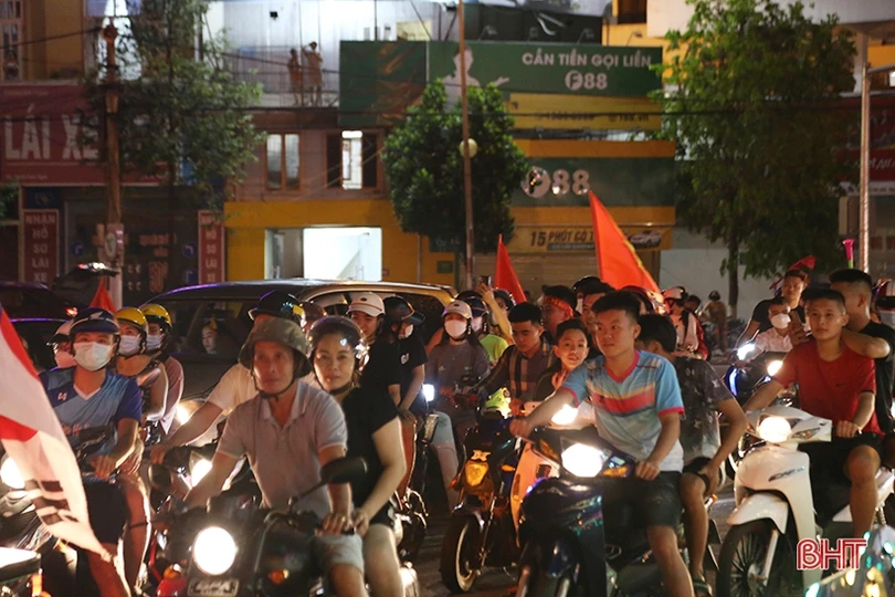 Người dân Hà Tĩnh ra đường mừng U23 Việt Nam giành HCV SEA Games 31