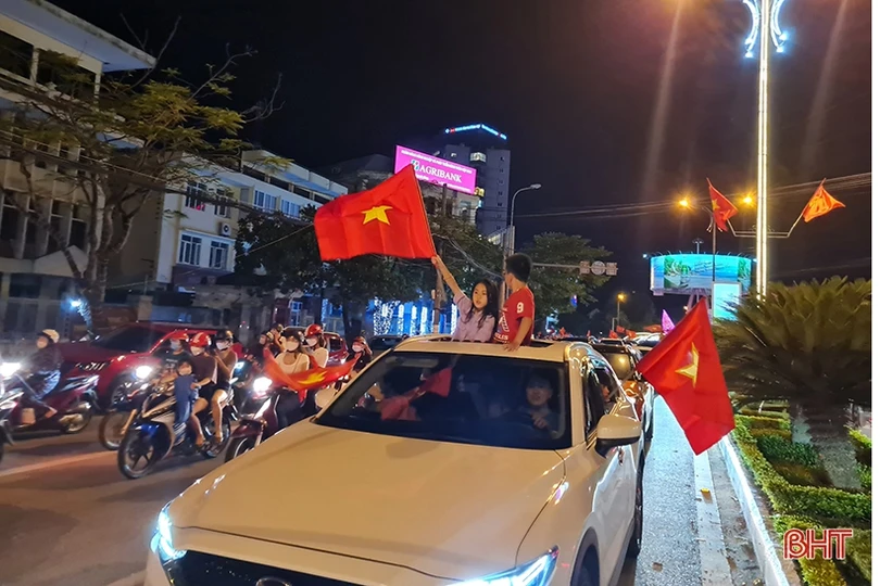 Người dân Hà Tĩnh ra đường mừng U23 Việt Nam giành HCV SEA Games 31