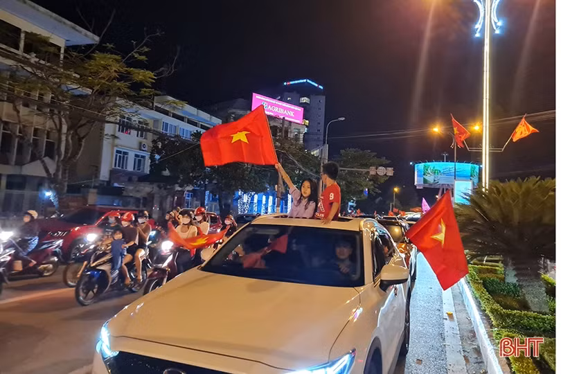 Người dân Hà Tĩnh ra đường mừng U23 Việt Nam giành HCV SEA Games 31