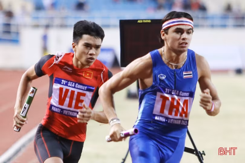 Cặp VĐV người Hà Tĩnh cùng đồng đội giành huy chương bạc điền kinh SEA Games 31