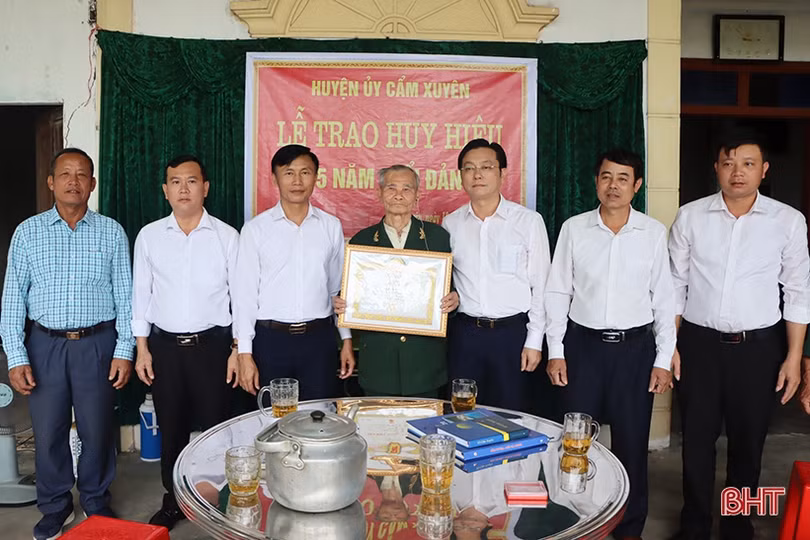 Cẩm Xuyên: 13 đảng viên được tặng Huy hiệu 75 năm tuổi Đảng dịp sinh nhật Bác Hồ