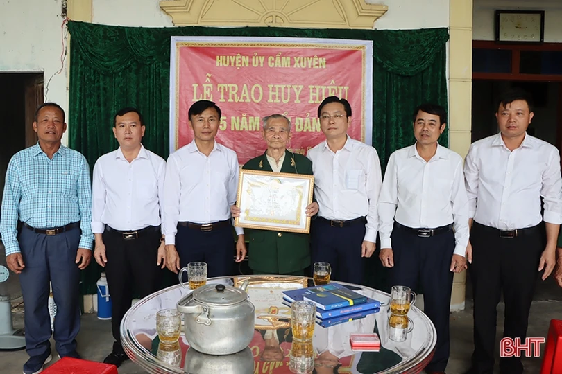 Cẩm Xuyên: 13 đảng viên được tặng Huy hiệu 75 năm tuổi Đảng dịp sinh nhật Bác Hồ