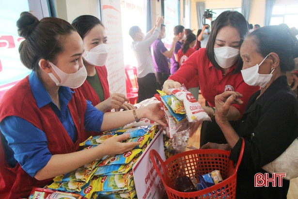 130 hộ có hoàn cảnh khó khăn ở Hương Khê tham gia hội chợ nhân đạo