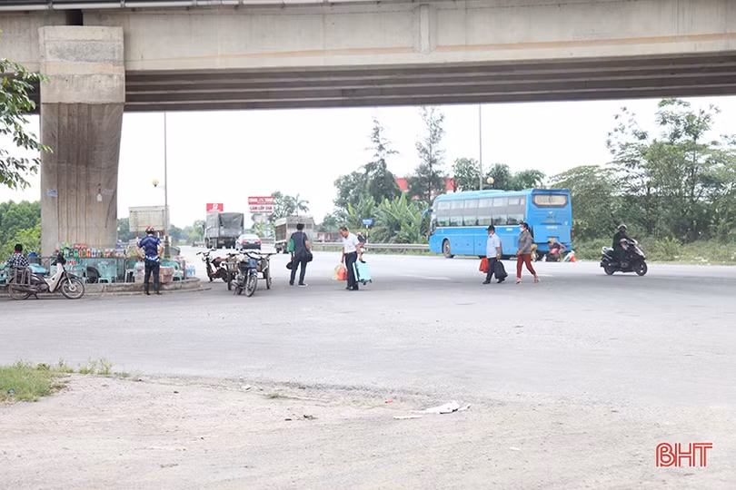 Vì sao khó xử lý triệt để tình trạng xe đón, trả khách sai quy định ở Hà Tĩnh?