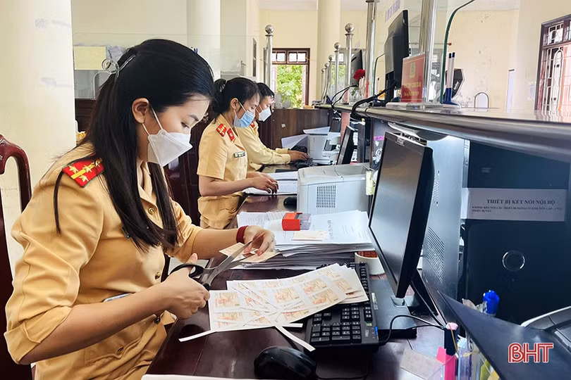 Người dân Hà Tĩnh thuận tiện hơn khi đăng ký ô tô, xe máy tại công an huyện, xã