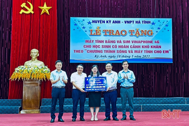 Viễn thông Hà Tĩnh trao 605 máy tính bảng cho học sinh khó khăn
