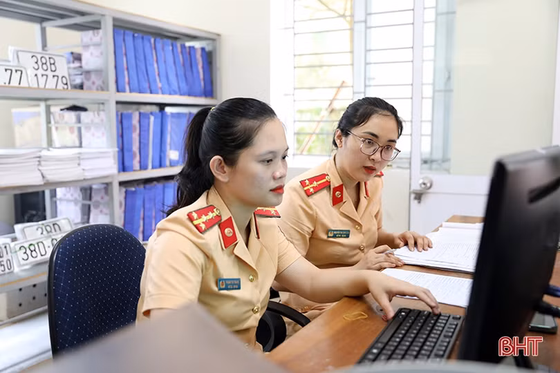 Người dân Hà Tĩnh phấn khởi làm thủ tục đăng ký, nhận biển số ôtô, xe máy ở công an cấp huyện, cấp xã