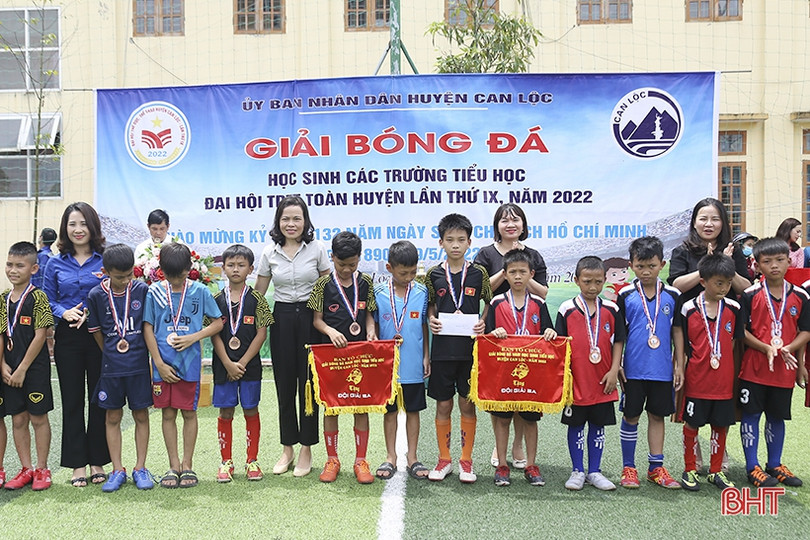 Trao thưởng Giải Bóng đá học sinh tiểu học Can Lộc