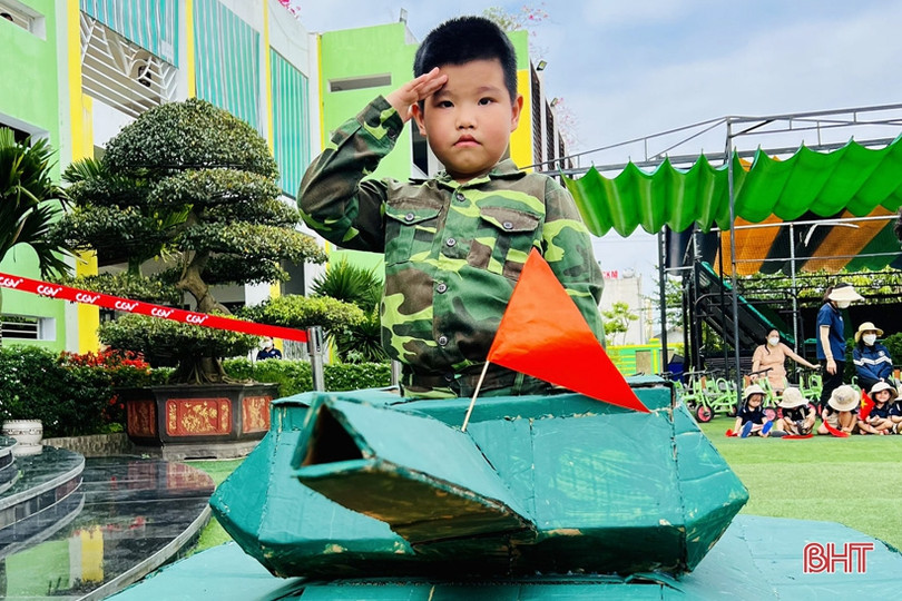 Thiếu nhi mầm non Trung Kiên với Bác Hồ kính yêu