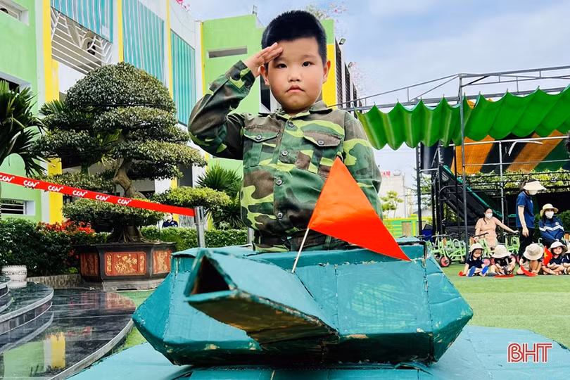 Thiếu nhi mầm non Trung Kiên với Bác Hồ kính yêu